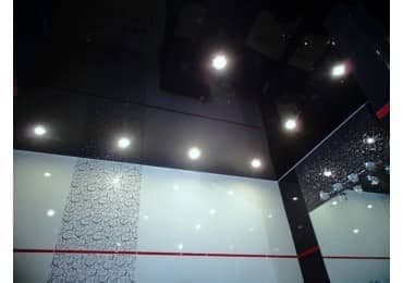 Достоинства темных натяжных потолков